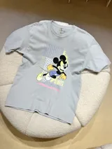 Remera gris con estampado de Mickey Mouse.