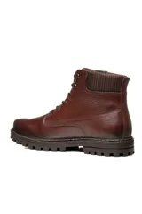Borcegos de hombre marca Pegada color tostado, con cordones al tono, cuello de tejido marrón y suela track. Presenta detalle de inscripción en el lateral.