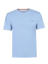 Remera celeste de manga corta RKF modelo Basic, confeccionada en algodón orgánico. Cuenta con cuello redondo y un pequeño parche bordado de un pato en contraste sobre el pecho.