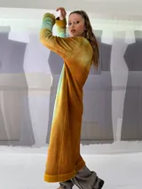 Cardigan largo tejido en lana merino teñida artesanalmente, con puños y cuello en fieltro de lana merino.