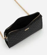Cartera bandolera pequeña de poliuretano color negro con diseño acolchado geométrico. Cuenta con cierre superior metálico y asa de cadena dorada.