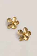 Aros con diseño de flor en tono dorado, de acabado texturizado y detalle de estambres en el centro.