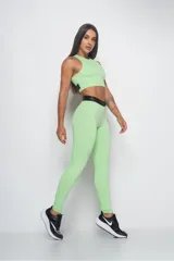 Calza deportiva de tiro alto en color verde menta, con cintura elástica ancha personalizada en color negro. Confeccionada en tejido técnico que se ajusta al cuerpo.