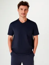 Camiseta de manga corta azul marino con cuello en V y logo bordado en el pecho.