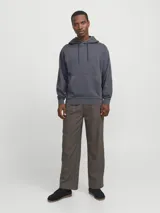 Buzo con capucha gris, de algodón y corte holgado. Tiene capucha forrada, bolsillo tipo canguro y mangas largas.