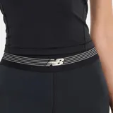 Calza deportiva New Balance modelo AC 25, color negro, de tiro alto con cintura elástica con logo de la marca en contraste.