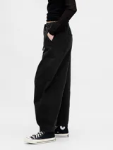 Jean de corte horseshoe con cintura elástica y cordón ajustable, de tiro medio y pierna ancha con costuras reforzadas en las rodillas.