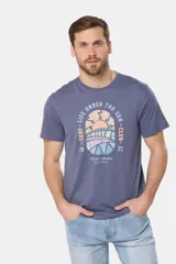 Remera de cuello redondo y manga corta, confeccionada en tejido de algodón con acabado jaspeado. Presenta un estampado frontal con temática de surf y estilo retro en tonos pasteles.