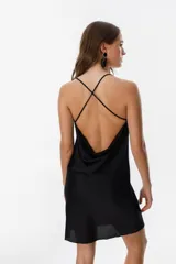 Vestido corto de satén color borgoña, con cuello drapeado y espalda cruzada con tirantes finos.