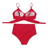 Bikini de dos piezas color fucsia. El top presenta un diseño cruzado en el frente con breteles finos ajustables, mientras que la bombacha es de tiro alto con detalle de frunces laterales.