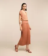 Pollera midi recta color ladrillo, de viscosa plisada con hilo metalizado y elástico en la cintura.