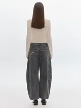 Polera azul de tejido suave con cuello alto y manga larga. Tiene un pequeño bordado en el frente y otro en la manga.