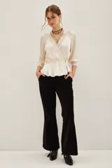 Pantalón de corte oxford confeccionado en velvet de algodón, con cierre frontal oculto, gancho metálico y botón interno. Presenta bolsillos diagonales, bolsillo ojal en la parte trasera y presillas en la cintura.