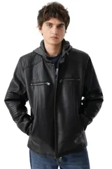 Campera de cuero sintético negro con capucha gris incorporada, bolsillos frontales con cierre y detalles acolchados en los hombros y mangas.