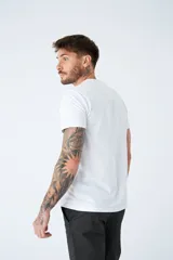 Remera de algodón de corte regular, con cuello redondo, manga corta y logo bordado en el pecho.