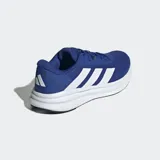 Championes de running Adidas Galaxy 7, color azul con tres franjas blancas características en el lateral. Cuentan con entresuela Cloudfoam para amortiguación y suela exterior de TPU.