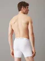 Pack de tres bóxers Calvin Klein de corte brief, color blanco, con cintura elástica distintiva de la marca en blanco y negro. Confeccionados en mezcla de algodón y elastano.