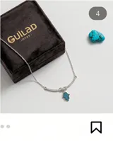 Collar de plata 925 con cadena fina, diseño de barra central con circonias y dije colgante en forma de mano Hamsa con incrustaciones de piedras turquesas.