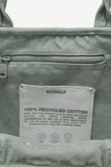 Bolso tipo tote bag Ecoalf modelo Palms Medium, confeccionado en 100% algodón reciclado con acabado garment dyed de color rosado. Cuenta con doble asa de hombro, bolsillo frontal abierto con el logo de la marca bordado y diseño amplio y funcional.