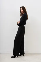 Pantalón de corte palazzo color negro, íntegramente bordado con lentejuelas y mostacillas. Presenta tiro medio, largo al piso y cierre invisible en el lateral.