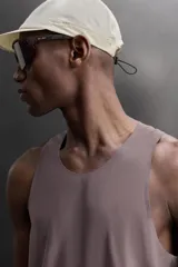 Musculosa deportiva Zara Athleticz de tejido ligero y elástico con paneles laterales de malla transpirable. Presenta cuello redondo, sisas amplias y bajo con aberturas laterales.
