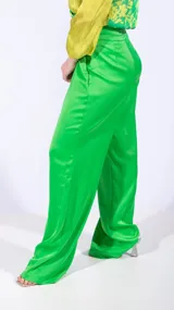 Pantalón palazzo verde manzana de satén, de tiro alto y corte amplio.