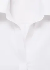 Camisa de corte recto en color blanco, con cuello camisero de solapas amplias, cierre frontal oculto con botones y mangas largas con puños abotonados.