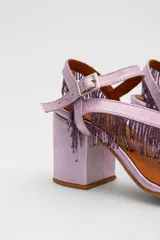 Sandalias de cuero gamuzado color azul, con taco ancho y tiras cruzadas en el empeine decoradas con flecos de cuentas. Cuentan con pulsera regulable al tobillo con hebilla metálica.