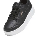 Championes Puma Runtamed Platform de color blanco, con diseño de plataforma, cierre de cordones y logo de la marca en dorado en el lateral.