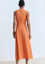 Vestido midi color naranja, sin mangas, con cuello redondo y diseño evasé.