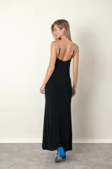 Vestido largo negro de jersey con cuello drapeado y breteles de strass.