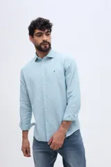 Camisa de manga larga de lino y algodón color celeste, con fit semi slim y cuello clásico.