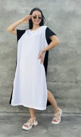 Vestido largo blanco con mangas cortas negras y corte holgado.