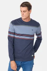 Remera de manga larga con diseño de rayas horizontales en tonos azules, grises y bordó. Presenta cuello redondo y un pequeño logo bordado en el pecho.