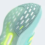 Championes de running Adidas Ultraboost 5, color celeste/turquesa con detalles en amarillo neón. Presentan tres franjas laterales icónicas en amarillo neón y una mediasuela gruesa con tecnología BOOST.