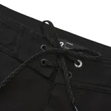 Short de baño negro con cordón ajustable en la cintura y logo de la marca en la pierna derecha.