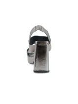 Sandalias de cuero color bronce, con plataforma y taco geométrico.