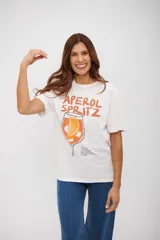 Remera blanca de manga corta con cuello redondo y un estampado frontal que muestra un vaso de Aperol Spritz con una rodaja de naranja y la receta del cóctel.