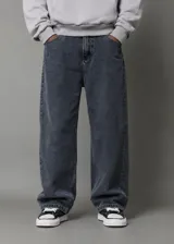 Pantalón de jeans estilo baggy de corte holgado, color gris oscuro con efecto acid wash.