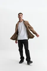 Sobrecamisa verde militar de twill de algodón, con cuello clásico, cierre frontal con botones a tono, dos bolsillos tipo parche con solapa abotonada en el pecho, mangas largas con puños abotonados y corte recto.