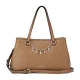 Cartera Guess modelo Angelica, color marrón símil cuero, con doble asa de hombro y correa regulable. Presenta un detalle de cadena metálica plateada con dijes colgantes que forman la palabra "GUESS" en la parte frontal, además del logo grabado en la base.