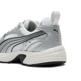 Championes Puma modelo Milenio Tech LT, color blanco con detalles metalizados en plateado y líneas negras. Cuentan con base de malla transpirable, suela acolchada y diseño deportivo de inspiración retro.