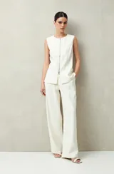 Pantalón sastrero ancho color crema con finas rayas verticales, de cintura alta con pinzas.