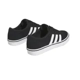 Championes Adidas modelo Adiease, de diseño urbano y estilo skate, confeccionados en gamuza negra con las tres tiras laterales en blanco y suela vulcanizada blanca.