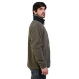 Campera de polar tipo sherpa en color verde oliva, con cuello alto, cierre frontal completo y bolsillo en el pecho con cierre en contraste negro. Cuenta con bolsillos laterales con cierre y tecnología Bonded para mayor retención térmica.