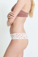 Bombacha tipo culotte de tiro medio, confeccionada en tela suave con estampado de pequeños corazones rojos sobre fondo crema. Cuenta con costuras planas para mayor comodidad.