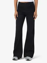 Jeans flare de tiro alto, color negro, con diseño acampanado en las piernas y cierre frontal de botón y cremallera.