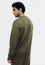 Buzo de cuello redondo, manga larga con puños acanalados y cintura elástica, confeccionado en algodón con interior de felpa.