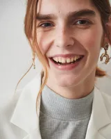 Aros colgantes con forma de hojas, realizados en bronce y alpaca, con pernos y cierres mariposa de plata 925.