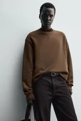 Sudadera de corte boxy fit, color marrón, con cuello redondo y manga larga. Presenta acabados en rib en puños y ruedo.